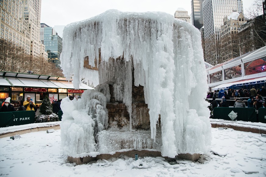 epa06410851 A frozen fountain in Bryant Park in New York, New York, USA, 30 December 2017. EPA/ALBA VIGARAY