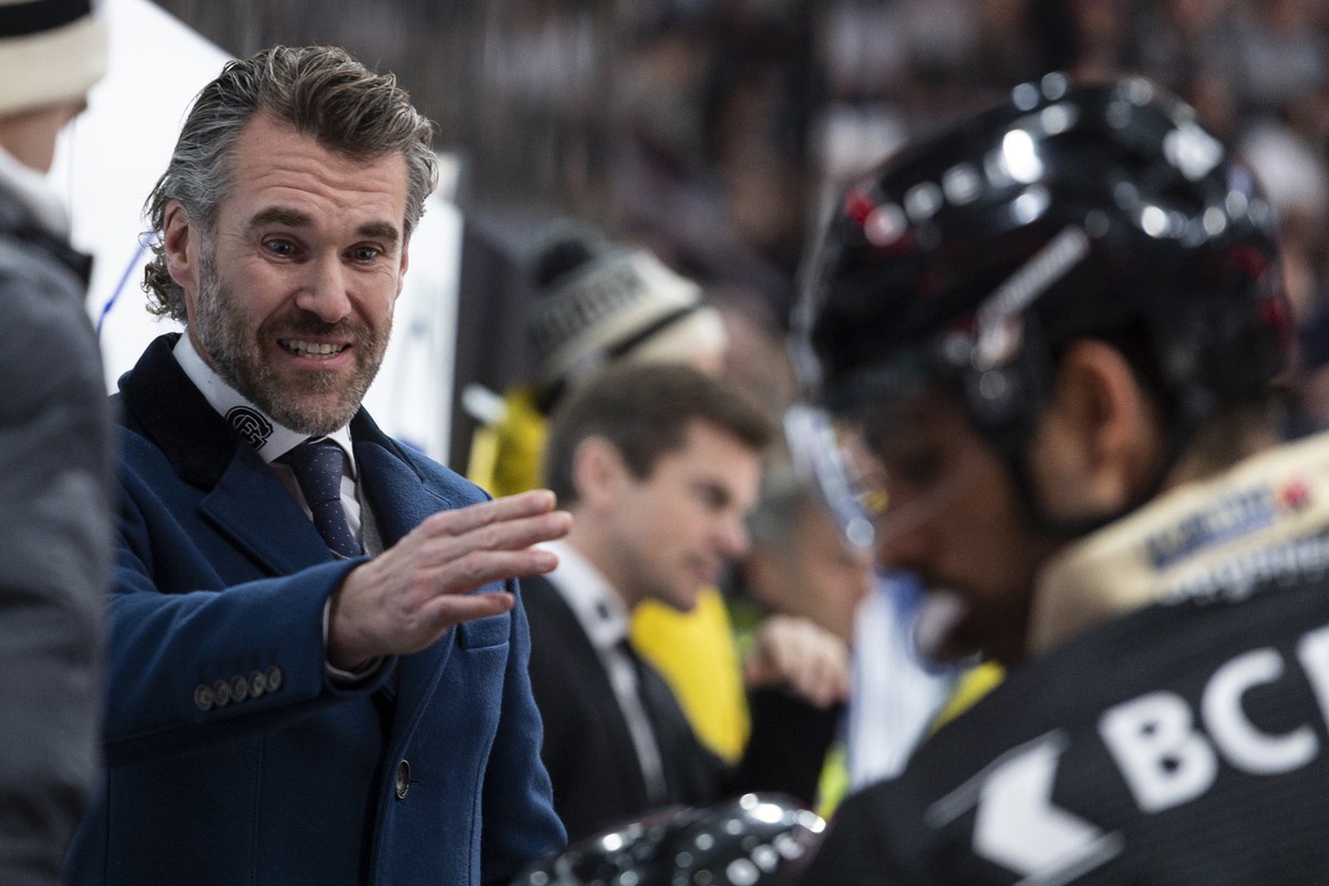 Gotterons Chefrainer und Sportdirektor Christian Dube weist seine Spieler an, beim Eishockey Meisterschaftsspiel der National League zwischen dem HC Fribourg Gotteron und dem Geneve-Servette HC, am Fr ...