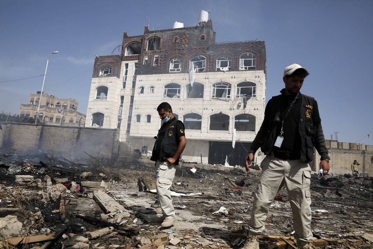 epa09850593 Yemenis inspect a site of Saudi-led airstrikes targeting two houses, killing at least eight people, a day after the Houthis unleashed a wave of drone and missile attacks on Saudi Arabia, i ...