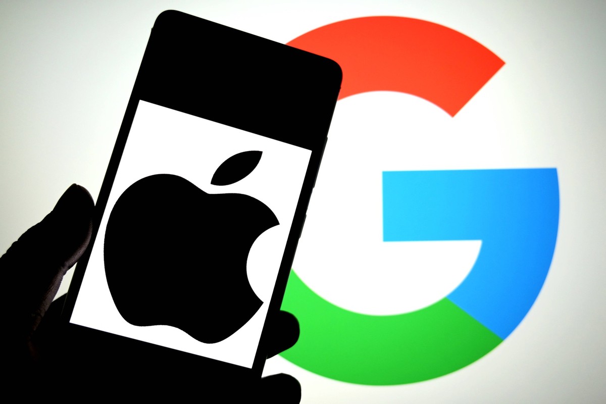 Illustration Lot 6 in India - 22 May 2025 In this photo illustration, an Apple logo is seen displayed on a smartphone with a Google logo in the background. India Copyright: xAvishekxDasx/xSOPAxImagesx ...