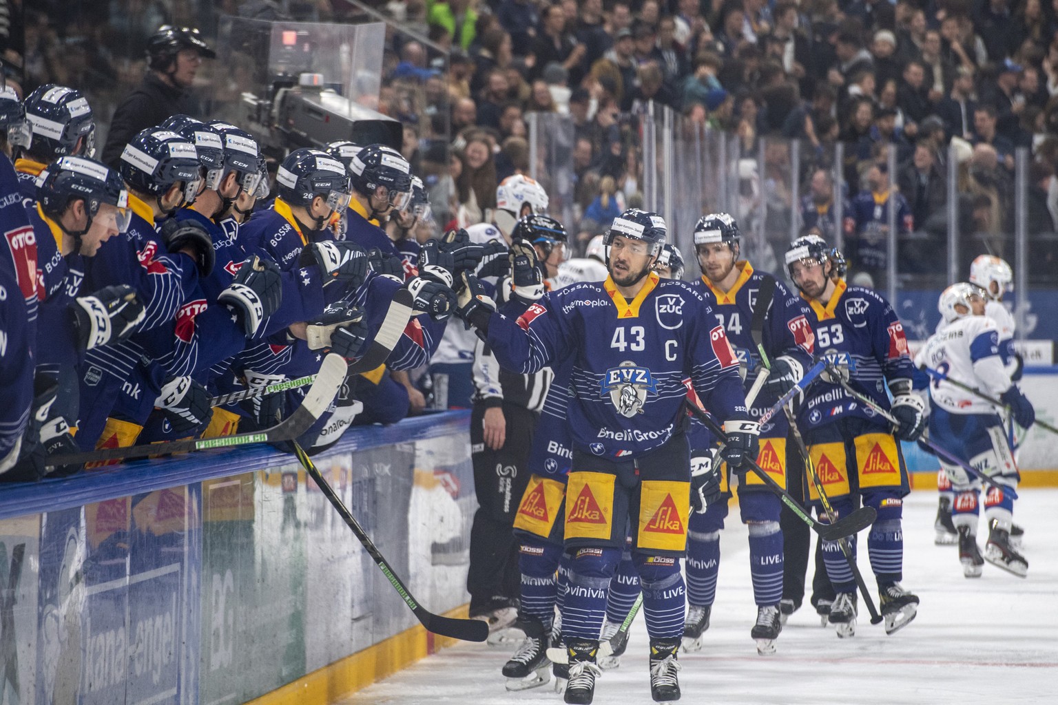 Die Zuger mit Jan Kovar, mitte, feiern das Tor zum 2:2 beim Eishockey Meisterschaftsspiel der National League zwischen dem EV Zug und den ZSC Lions am Freitag, 13. Januar 2023 in Zug. (KEYSTONE/Urs Fl ...