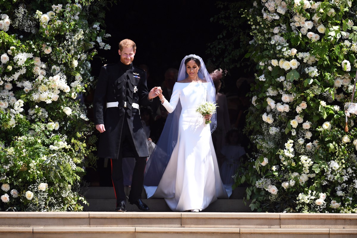 epa06749922 Britain's Prince Harry (L), Duke of Sussex and Meghan (R), Duchess of Sussex exit St George's Chapel in Windsor Castle after their royal wedding ceremony, in Windsor, Britain, 19 ...