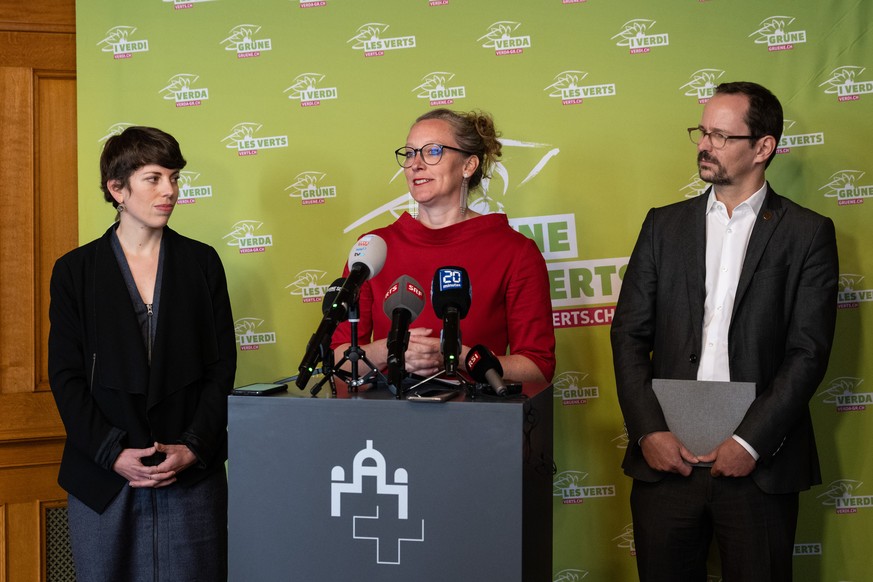 Staenderaetin Lisa Mazzone, GE, Nationalraetin Aline Trede, BE und Nationalrat und Parteipraesident Balthasar Glaettli, ZH, von links, von der Bundeshausfraktion der Gruenen Partei Schweiz, aeussern s ...