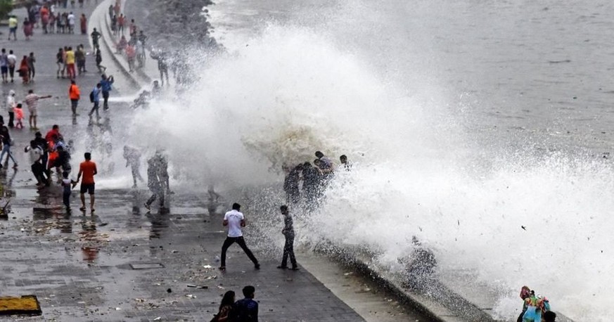 Gefährlicher Seegang am Marine Drive in Mumbai.