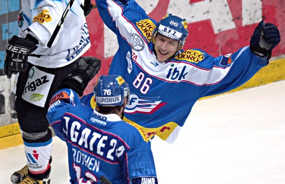 Der Klotener Torschuetze Damien Brunner, rechts, freut sich mit Frederic Rothen ueber das dritte Tor, im Spiel der Eishockey Nationalliga A der Kloten Flyers gegen den HC Fribourg-Gotteron am Freitag, ...