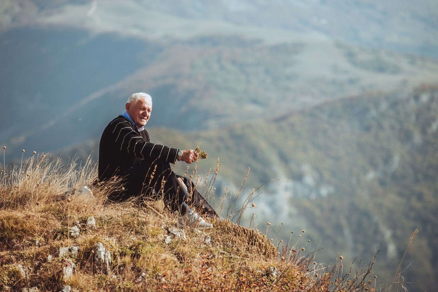 alter Mann auf einem Berg