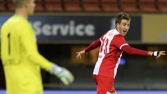 Le joueur bernois Simone Rapp, droite, celebre son deuxieme but devant la deception du gardien lausannois Thomas Castella, gauche, lors de la rencontre de football de Super League entre le FC Lausanne ...