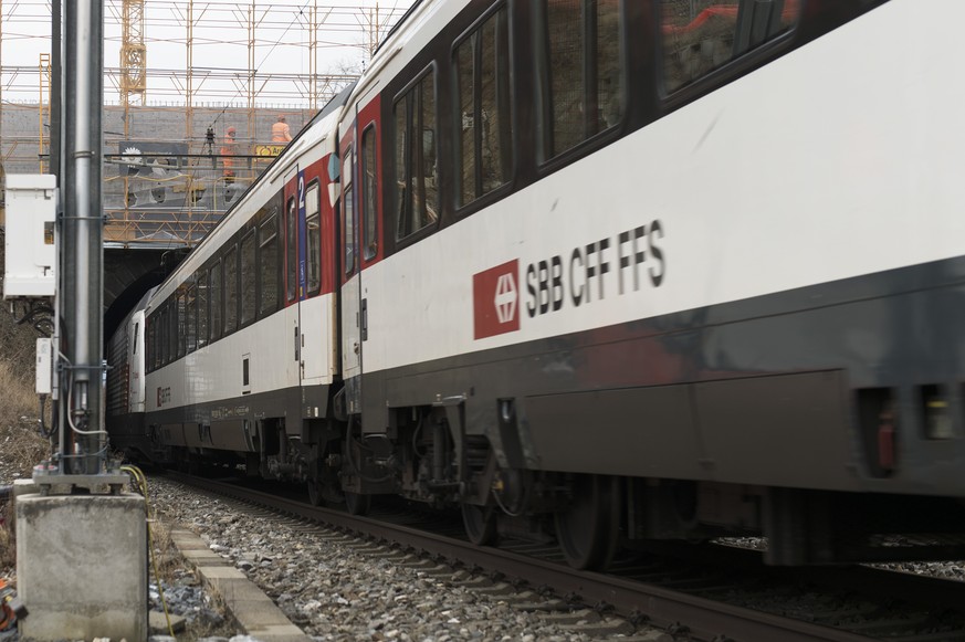 Un train de voyageurs circule dans le tunnel lors de la visite du chantier du tunnel CFF de la Raspille, ce mardi 7 fevrier 2017 a Salquenen. Le tunnel CFF de la Raspille, situe entre Sierre et Salque ...