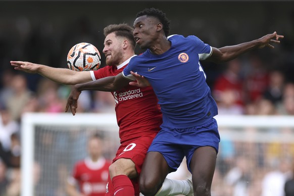 Chelsea&#039;s Nikolas Jackson, right, challenges for the ball with Liverpool&#039;s Alexis Mac Allister during the English Premier League soccer match between Chelsea and Liverpool at Stamford Bridge ...