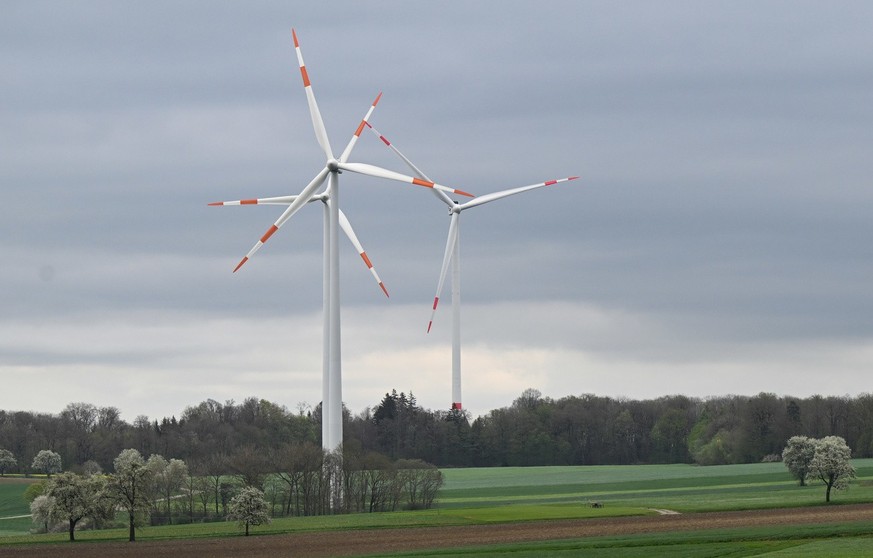 09.04.2024, Baden-Württemberg, Ilshofen: Bei starkem Wind und wolkenverhangenem Himmel drehen sich Windräder zur Stromerzeugung. Eine von der Nordsee kommende Kaltfront beendet vorläufig das frühsomme ...