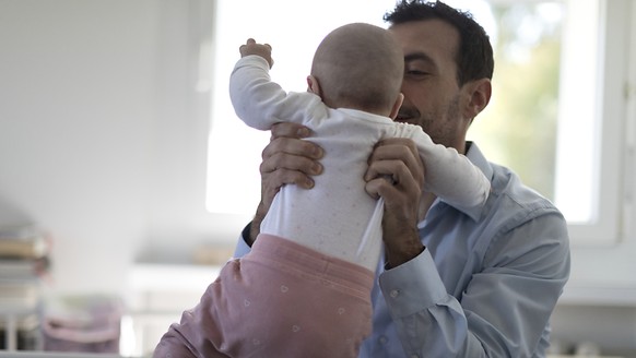 Mehr Zeit mit dem Papa: Der Detailhandelskonzern Manor gewährt frischgebackenen Vätern neu drei Wochen Vaterschaftsurlaub. (Symbolbild)