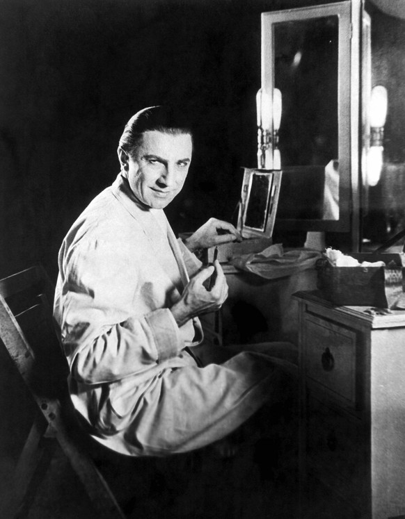 DRACULA, Bela Lugosi applying his makeup on set, 1931 Courtesy Everett Collection PUBLICATIONxINxGERxSUIxAUTxONLY Copyright: xCourtesyxEverettxCollectionx MBDDRAC EC051