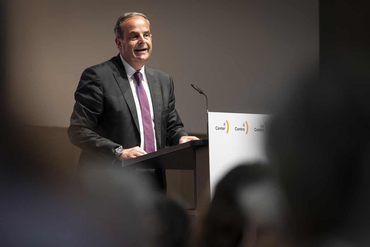 Der scheidende Parteipraesident Gerhard Pfister, Nationalrat Mitte-ZG, spricht an der Delegiertenversammlung der Mitte Partei, am Samstag, 28. Juni 2025 in Bern. (KEYSTONE/Anthony Anex)