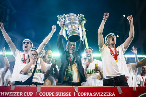 Lukas Daschner, Praesident Matthias Hueppi, Lukas Goertler, und Corsin Konietzke, von links, vom FC St. Gallen feiert den Sieg mit der Trophae nach dem Fussball Cupfinal gegen den FC Stade Lausanne-Ou ...
