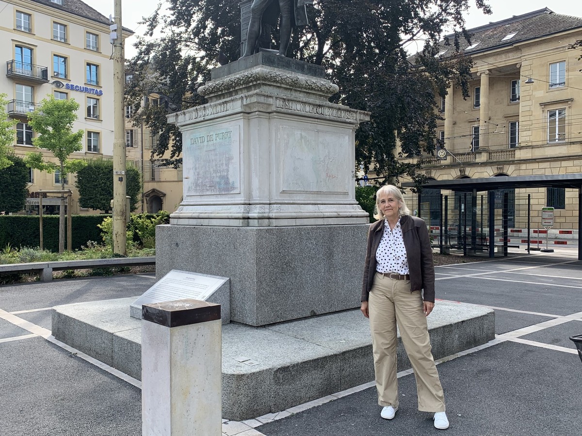 Nicole Baur devant la statue de David de Pury, avec, au premier plan, le socle privée d'une petite réplique de David de Pury.