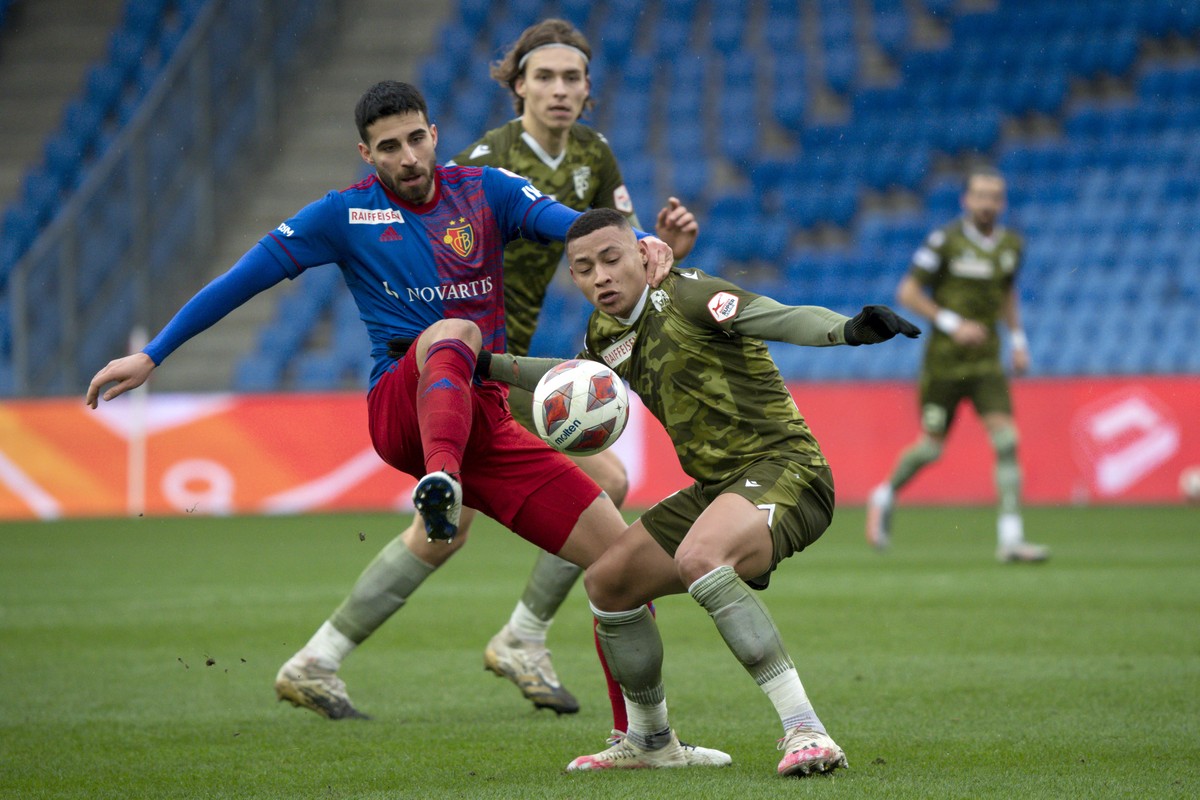 Basels Eray Coemert, links, im Kampf um den Ball gegen Sions Patrick Luan, rechts, im Fussball Meisterschaftsspiel der Super League zwischen dem FC Basel 1893 und dem FC Sion im Stadion St. Jakob-Park ...
