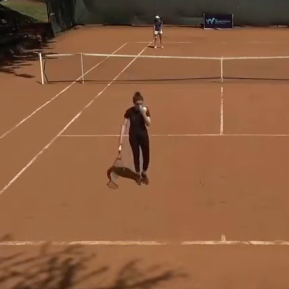 Hajar Abdelkader versucht Tennis zu spielen in Nairobi gegen Lorena Schädel verliert sie 0:6 0:6