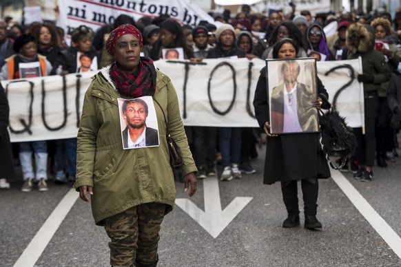 Des personnes marchent en memoire d&#039;Herve, jeune pere Congolais ce samedi 19 novembre 2016 a Lausanne. Herve, jeune pere Congolais est mort le 6 novembre dernier a Bex suite a une intervention po ...