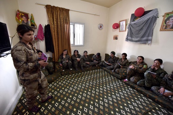 YPJ-Kämpferinnen in Deir ez-Zor bei der Ausbildung.