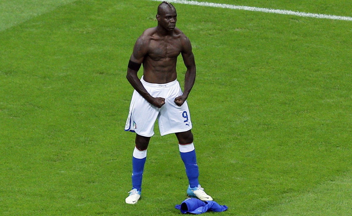Mario Balotelli lässt beim EM-Halbfinal 2012 die Muskels spielen.