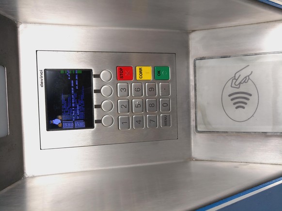 Und hier: Die besten 21 Fails, die wir diese Woche finden konnten
Heute morgen beim Ticketautomaten... Immerhin weiss ich jetzt das die Dinger mit Linux laufen ЁЯШИЁЯШИ