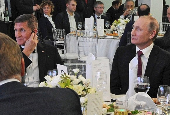 Flynn im Dezember 2015 in Moskau. Rechts der russische Präsident Wladimir Putin.
