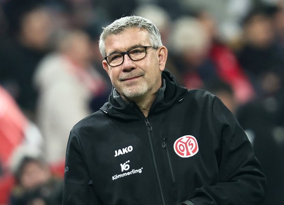 epa12601390 Head coach Urs Fischer of Mainz reacts before the UEFA Conference League match between 1.FSV Mainz 05 and Samsunspor, in Mainz, Germany, 18 December 2025. EPA/RONALD WITTEK
