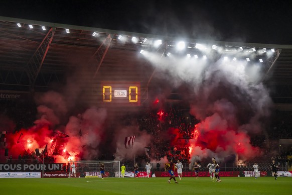 Les supporters genevois allument des fumigenes, lors de la rencontre de football de Swiss Super League entre le Servette FC, SFC, et le FC Sion, SIO, ce samedi 28 fevrier 2026 au Stade De Geneve a Gen ...