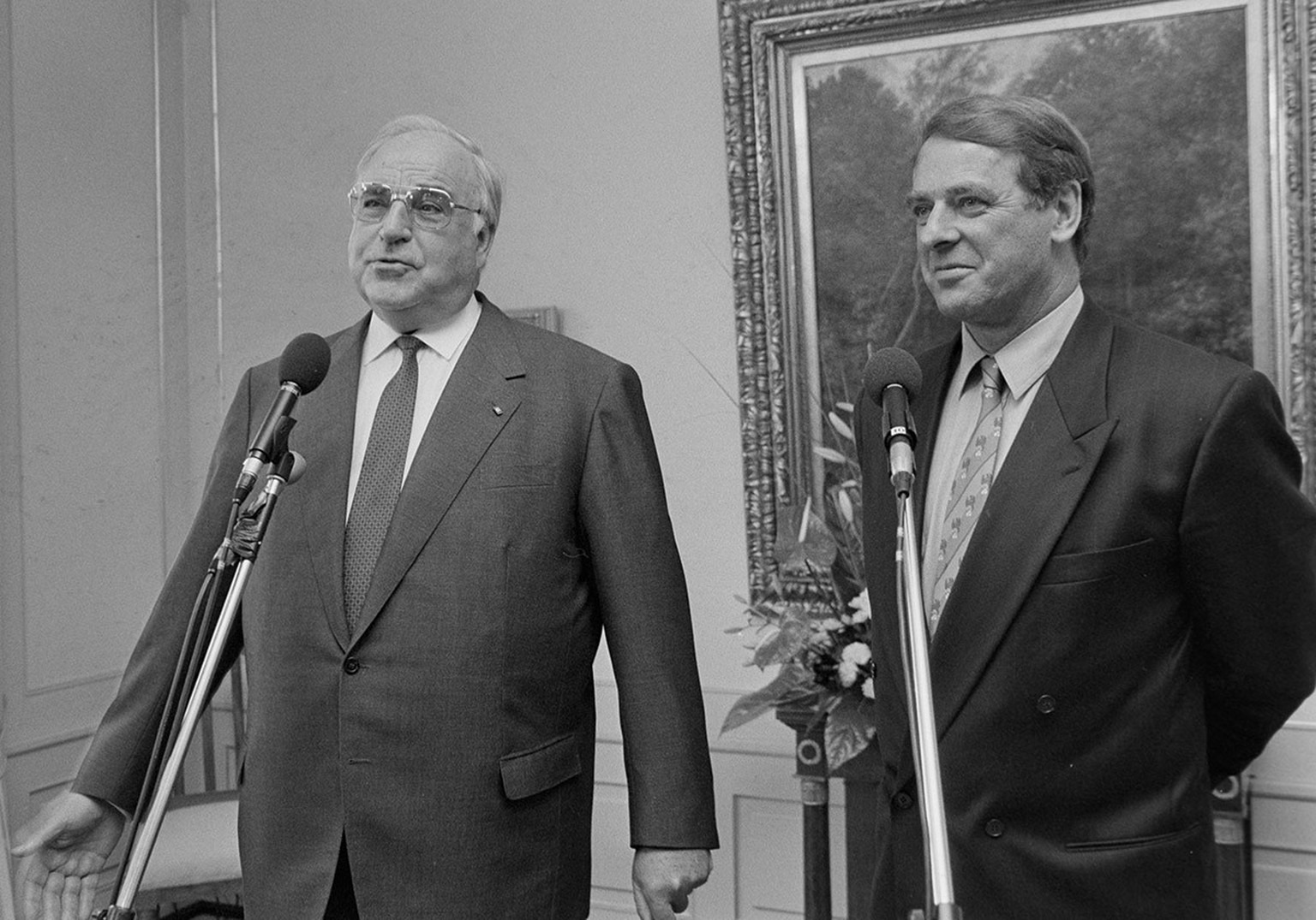 Helmut Kohl, ein Freund der Schweiz, und Adolf Ogi stehen der Presse Red und Antwort.
https://permalink.nationalmuseum.ch/101320730
