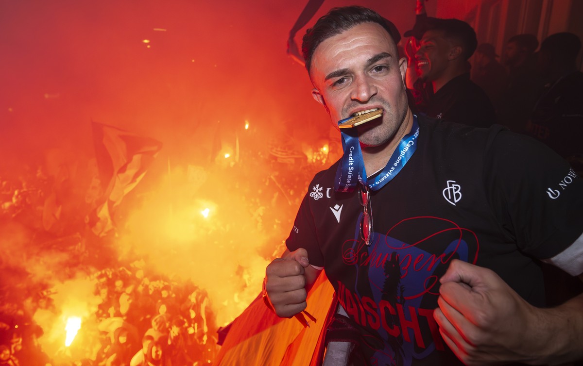 Xherdan Shaqiri vom FC Basel 1893 feiert mit seiner Medaille fuer den Meistertitel, auf dem Balkon des Restaurants PapaJoe's bei der offiziellen Meisterfeier, auf dem Barfuesserplatz in Basel, am ...