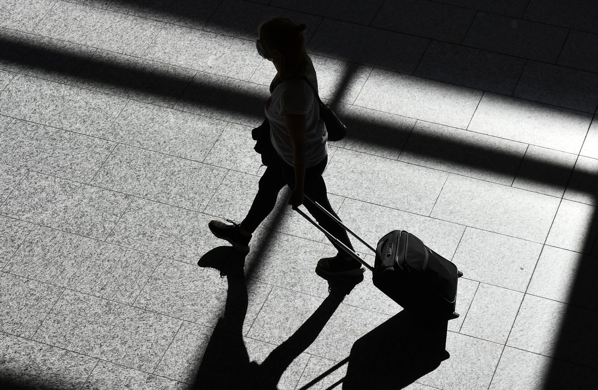 Reisende auf dem Flughafen Zuerich in Kloten am Samstag, 10. Juli 2021. Am Wochenende beginnen in weiten Teilen der Schweiz die Sommerferien. (KEYSTONE/Walter Bi
