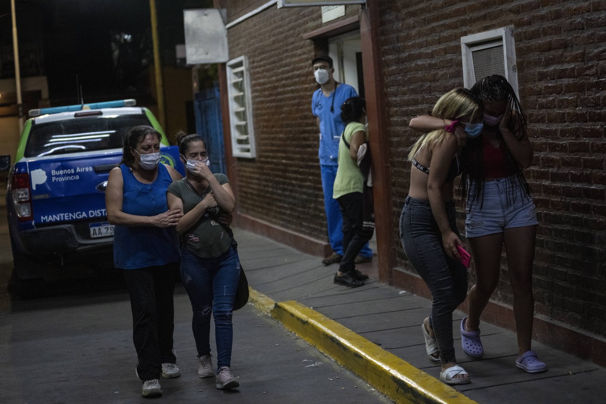 Relatives and friends of people who were poisoned with adulterated cocaine cry after talking to doctors outside the emergency room of a hospital in the outskirts of Buenos Aires, Argentina, Wednesday, ...