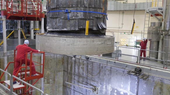 ZUR REAKTIVIERUNG VOM AKW BEZNAU NACH DREIJAEHRIGEM STILLSTAND, STELLEN WIR IHNEN HEUTE, 06. MAERZ 2018, FOLGENDES BILDMATERIAL ZUR VERFUEGUNG - The cover weighing 83 tons is again placed on reactor 2 ...