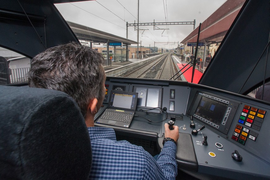 Ein Lokfuehrer befaehrt die neue Bahnstrecke waehrend der Einweihung der SBB Bahnlinie zwischen Mendrisio und Stabio im Tessin am Mittwoch, 26. November 2014. (KEYSTONE/Ti-Press/Carlo Reguzzi)