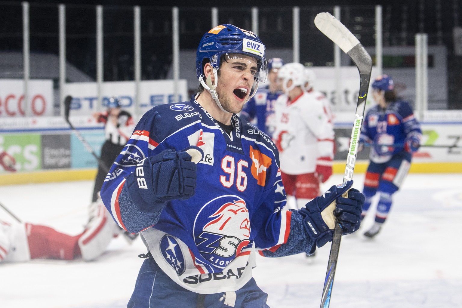 Zuerichs Tim Berni jubelt nach seinem 3:0 Tor im zweiten Eishockey Playoff-Viertelfinalspiel der National League zwischen den ZSC Lions und dem Lausanne HC am Donnerstag 15. April 2021, im Zuercher Ha ...