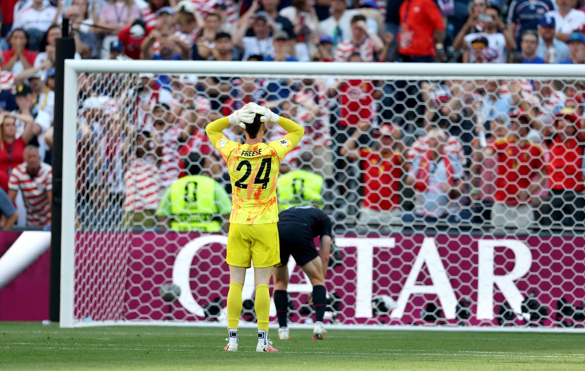 epa13093421 Goalkeeper Matt Freese of USA reacs after Belgium scored their third goal during the FIFA World Cup 2026 Round of 16 match USA against Belgium, in Seattle, USA, 06 July 2026. EPA/CHRISTOPH ...