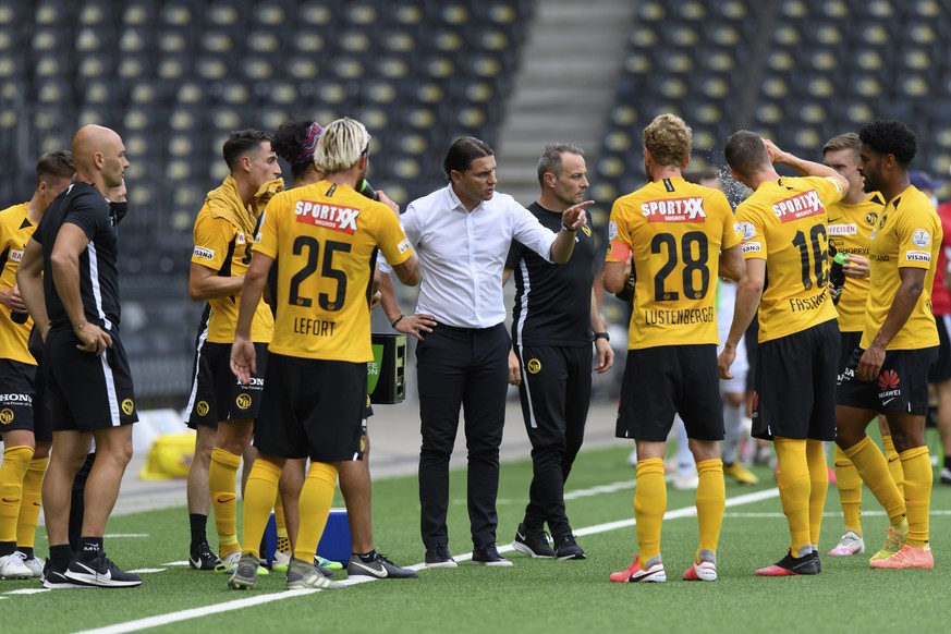 YBs Trainer Gerry Seoane, Mitte, spricht mit seinem Spieler im Fussball Meisterschaftsspiel der Super League zwischen dem BSC Young Boys und dem FC Luzern, im Wankdorf Stadium in Bern, am Sonntag, 26. ...