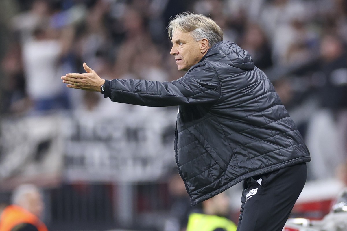 epa11690690 Head coach Horst Steffen of Elversberg reacts during the German DFB Cup soccer match between Bayer Leverkusen and SV Elversberg in Leverkusen, Germany, 29 October 2024. EPA/CHRISTOPHER NEU ...