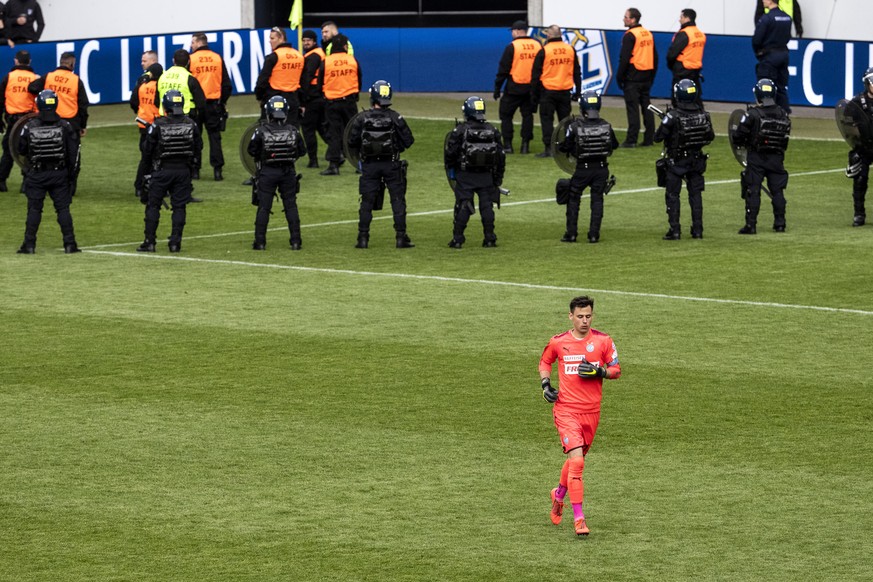 Grasshopper Goalie Heinz Lindner laeuft vor der Polizei auf dem Spielfeld im Fussball Meisterschaftsspiel der Super League zwischen dem FC Luzern und dem Grasshopper Club Zuerich in der Swissporarena, ...