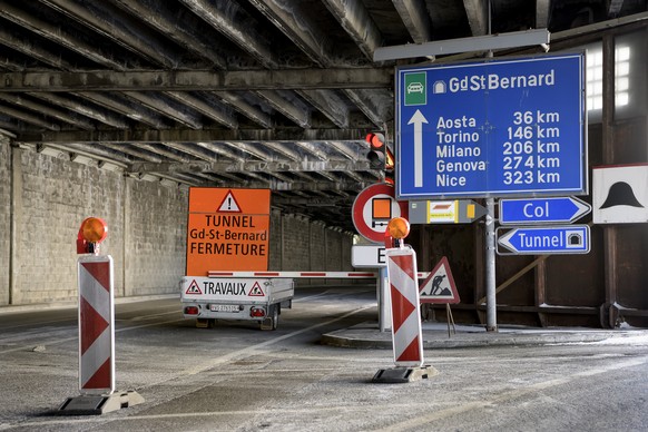Un panneau indique la fermeture du tunnel lors d&#039;une conference de presse ce vendredi 17 novembre 2017 a l&#039;entree Nord du Tunnel du Grand-Staint-Bernard. Le tunnel du Grand-St-Bernard devrai ...