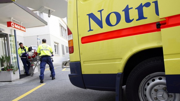 [gestellte Aufnahme] Einlieferung und Behandlung einer Patientin mit einem Herzinfarkt in die Sonnenhofklinik, am Donnerstag, 4. Mai 2006 in Bern. (KEYSTONE/Yoshiko Kusano) === , ===