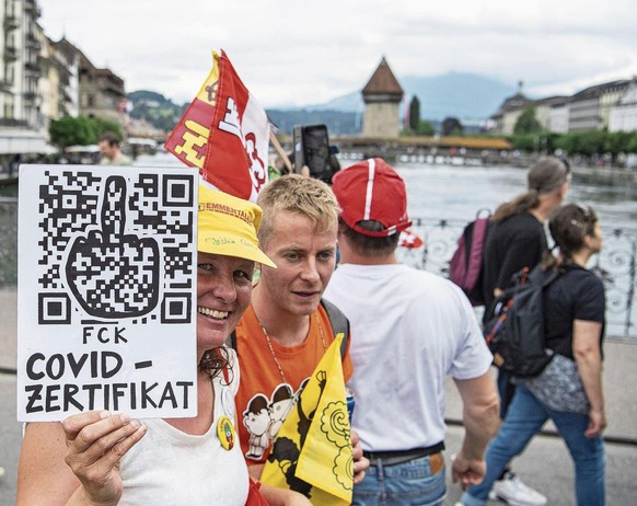 Immer kleiner, immer lauter: Protest gegen das Covid-Zertifikat in Luzern.