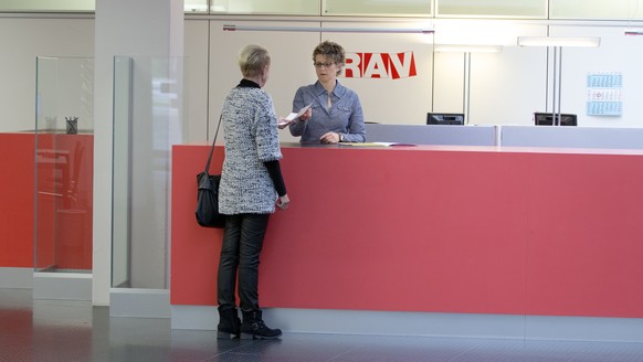 ARCHIVBILD ZUM RUECKGANG DER ARBEITSLOSIGKEIT IN DER SCHWEIZ, AM FREITAG, 7. APRIL 2017 - [Gestellte Szene] Eine Mitarbeiterin des Regionalen Arbeitsvermittlungszentrums RAV, rechts, beraet am Schalte ...