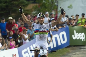 Schurter darf nach seinem Start-Ziel-Sieg jubeln.