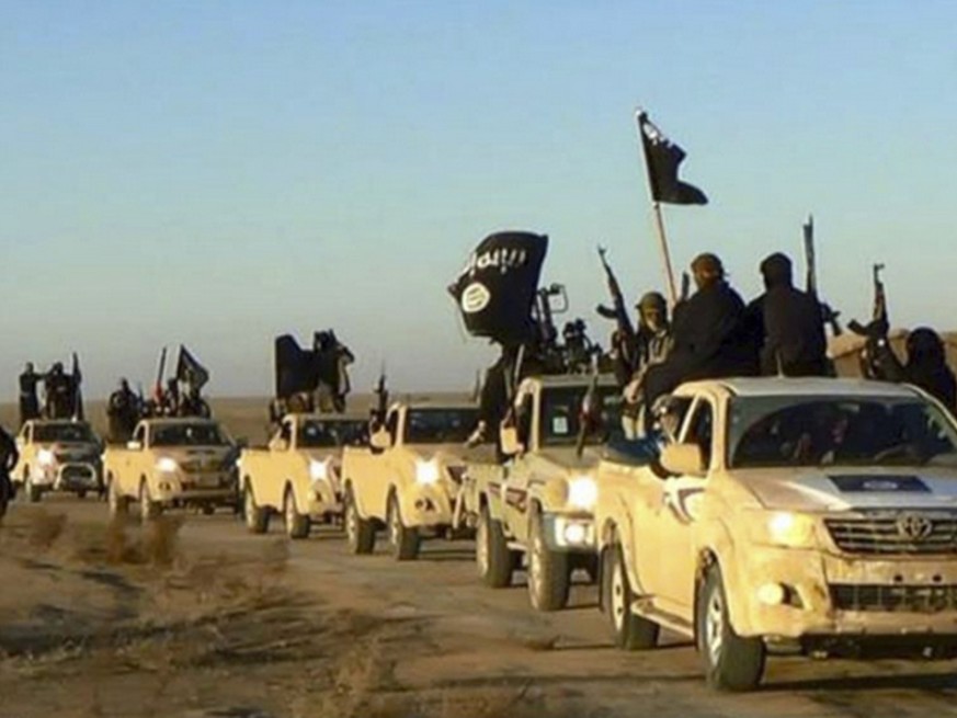 Ein Konvoi von Kämpfern der Terrormiliz Islamischer Staat auf dem Weg von ihrer damaligen &quot;Hauptstadt&quot; Rakka in Syrien in den Irak (Aufnahme von 2014).