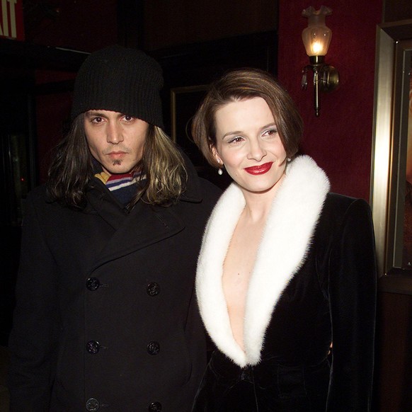 Johnny Depp &amp; Juliette Binoche, at the premiere of their movie, &#039;Chocolat,&#039; at the Ziegfeld Theater, New York City, Monday December 04, 2000. photo by NIck Elgar/ImageDirect