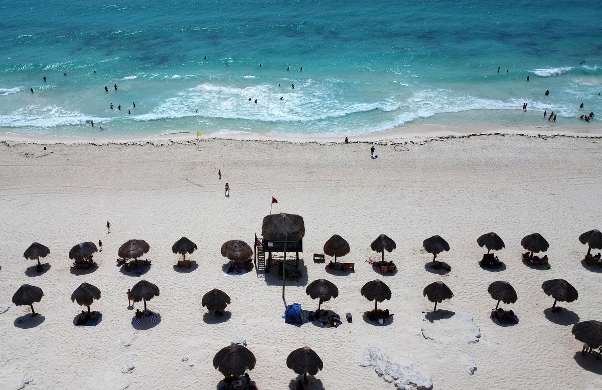 epa10968624 Tourists enjoy the beach in the resort of Cancun, Quintana Roo, Mexico, 09 November 2023 (issued 10 November 2023). Mexico received 6.1 percent more international tourists in September 202 ...