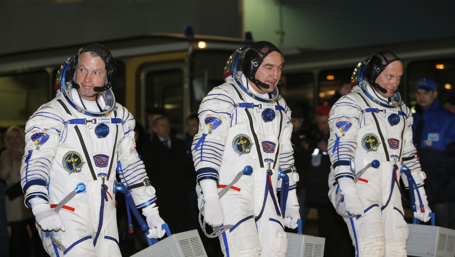 Der US-Amerikaner Steve Swanson sowie die Russen Alexander Skworzow und Oleg Artemjew am Dienstagabend vor dem Start der Sojus-Kapsel am Weltraumbahnhof Baikonur in Kasachstan.&nbsp;