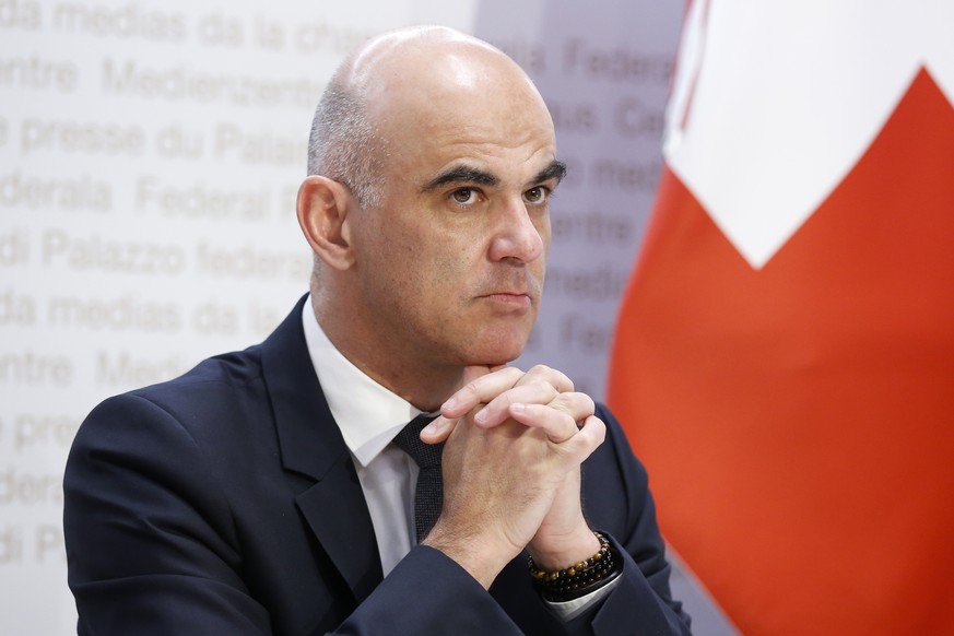 Bundesrat Alain Berset zu Beginn einer Medienkonferenz des Bundesrates zur aktuellen Lage im Zusammenhang mit dem Coronavirus, am Mittwoch, 6. Januar 2021, in Bern. (KEYSTONE/Peter Klaunzer)