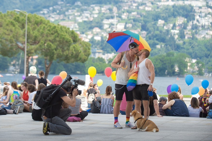 Teilnehmer der LGBT-Parade am Samstag, 2. Juni 2018, entlang der Seepromenade in Lugano. Jedes Jahr im Juni feiern Hunderte von Staedten und Gemeinden auf der ganzen Welt die LGBT (Lesben, Gay, Bisexu ...